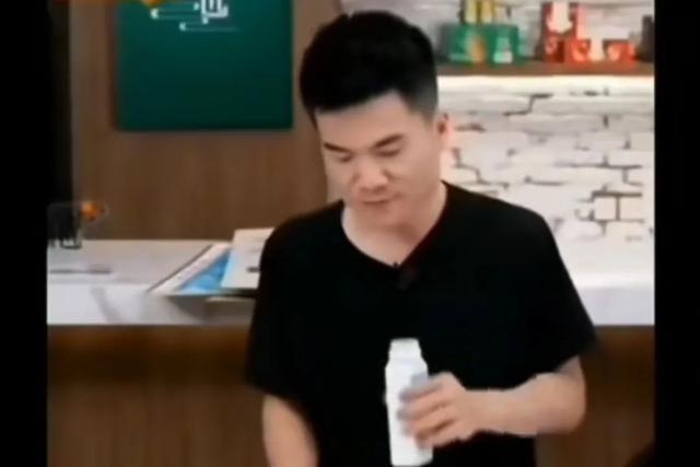 楠楠,一位暖心的幕后导演,吃了她的酸菜饺子的花瓶却没带走她。