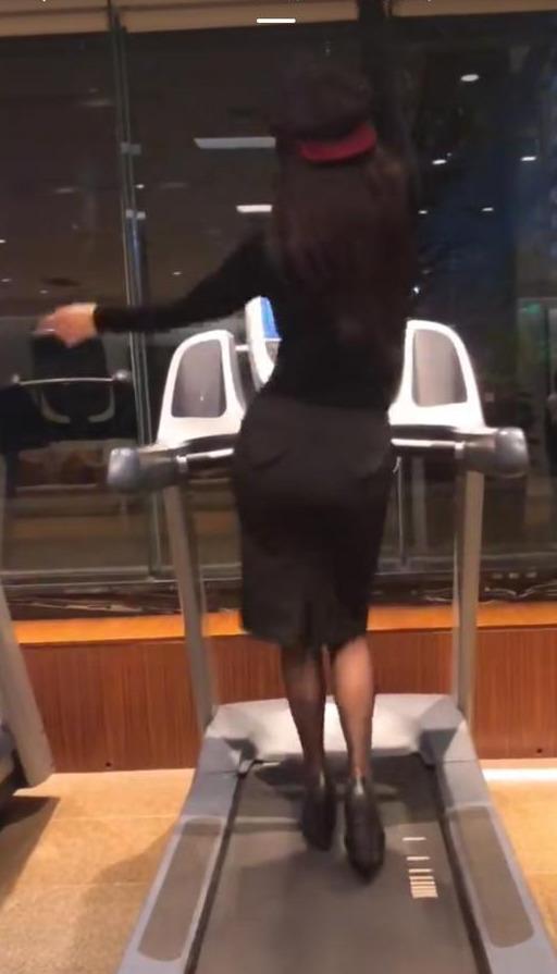 48岁宁静太虎了！穿包臀裙踩高跟鞋站跑步机上热舞，极致腰臀绝了