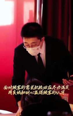 女主播擦汗(济南麻六记小井牛了，被高管们贴身服务擦汗喂水又扇风)