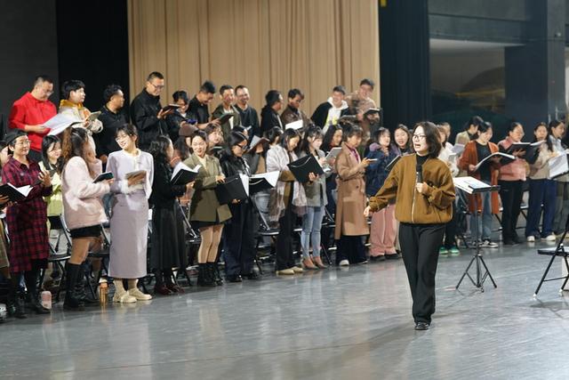 《螃蟹歌》火爆网络,普海玲“点亮”童声——云南一个基层学校音乐教师“指挥”孩子们从玉溪小教室唱到大爆款的背后