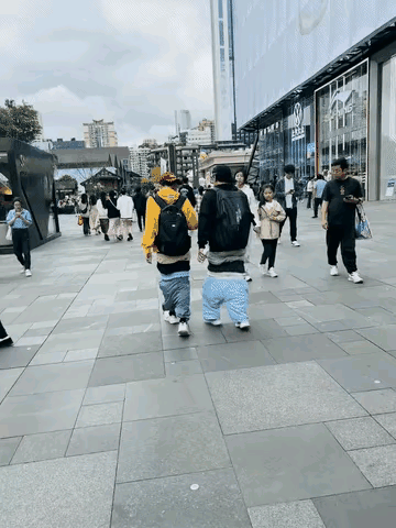 遍地流氓？太古里女网红当众擦边露底裤，真是饱眼福长见识了！