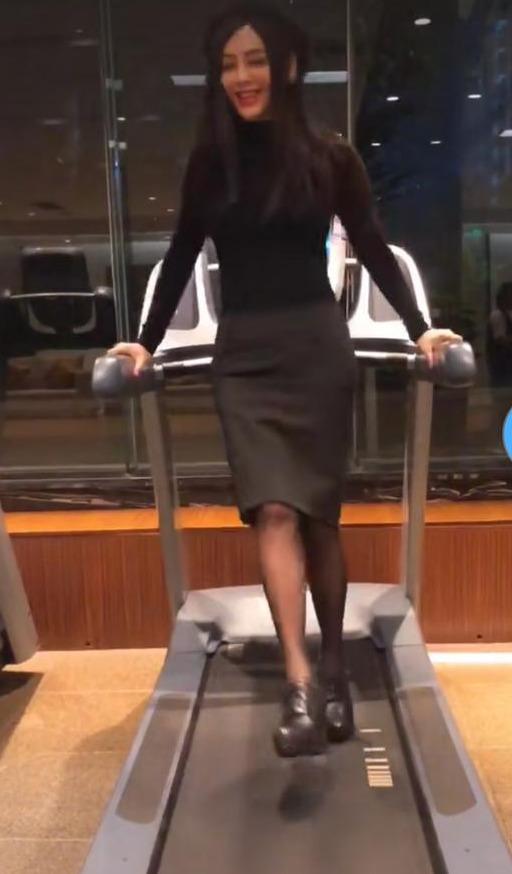 48岁宁静太虎了！穿包臀裙踩高跟鞋站跑步机上热舞，极致腰臀绝了