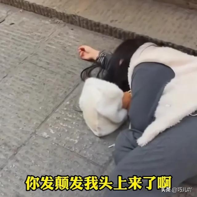 女子莫名踢别人的猫,被路人追问倒地撒泼称有心脏病。网友吵翻天