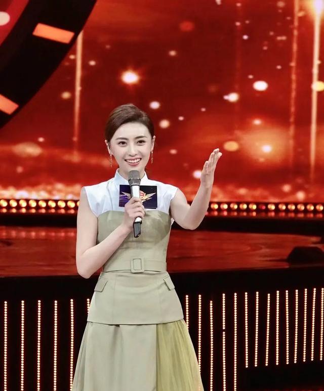 央视的十大美女主持人,被誉为频道的“当家花旦”