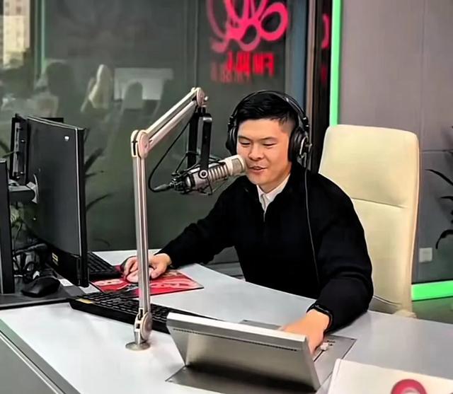 30岁电台主持人王瀚惨遭裁员，劳务派遣身份曝光，薪资待遇引关注