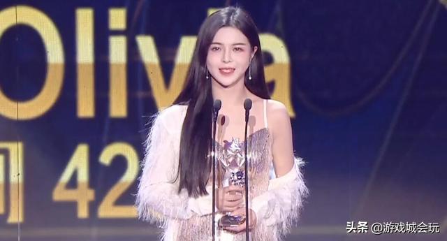 斗鱼年度盛典公认的最美主播 完美颠覆去年年度形象获得水友好评