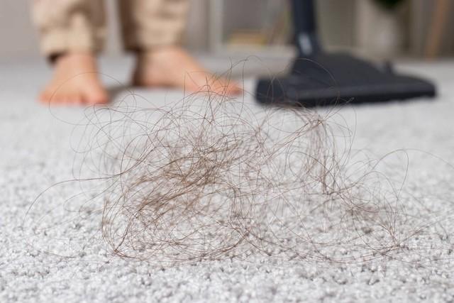 17岁小伙亲吻33岁女子，女子苦苦哀求，你太小我不吃亏别这样做