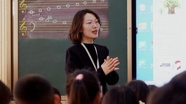 《螃蟹歌》火爆网络,普海玲“点亮”童声——云南一个基层学校音乐教师“指挥”孩子们从玉溪小教室唱到大爆款的背后