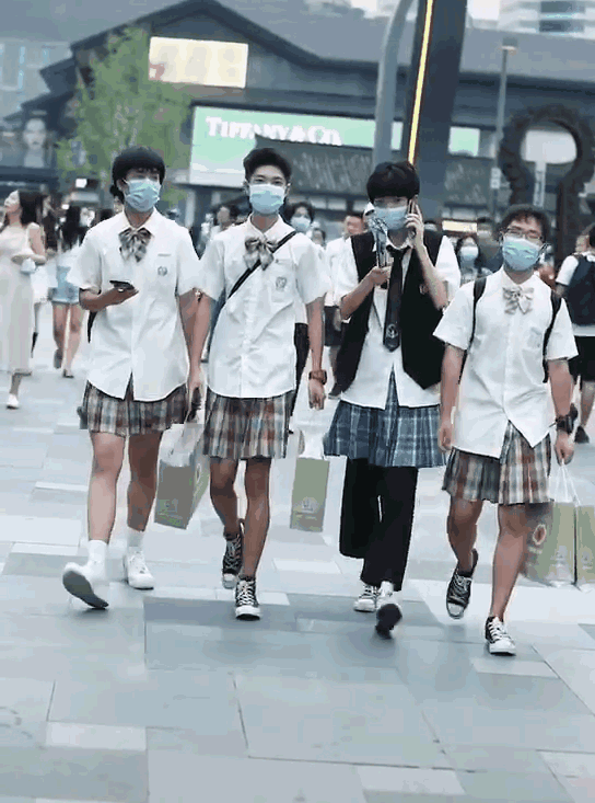 遍地流氓？太古里女网红当众擦边露底裤，真是饱眼福长见识了！