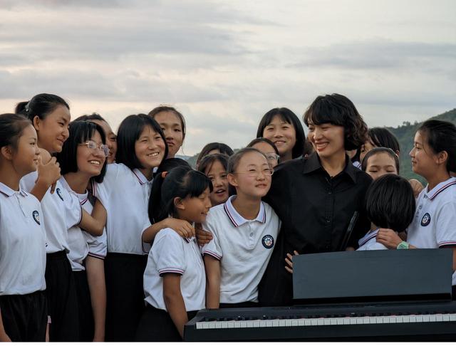 《螃蟹歌》火爆网络,普海玲“点亮”童声——云南一个基层学校音乐教师“指挥”孩子们从玉溪小教室唱到大爆款的背后