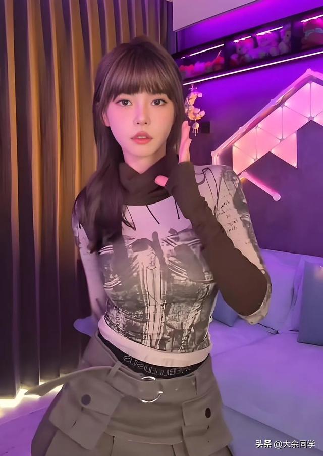 至臻周淑怡,午夜微醺开播，狂跳擦边舞大秀身材，网友：号不要了