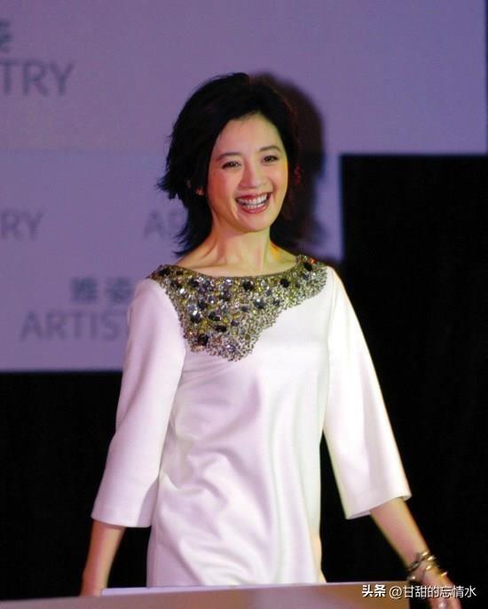 她是凤凰卫视最年轻、漂亮的新闻主播,温柔可人犹如邻家姐姐