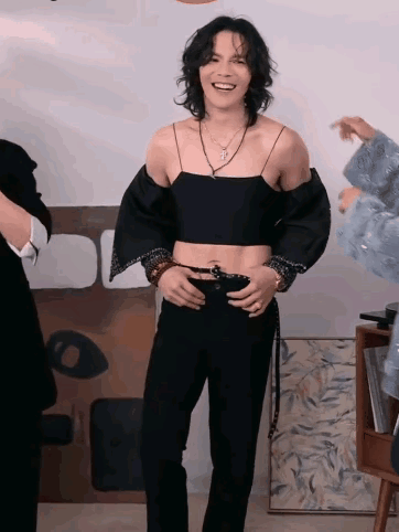 向佐放飞自我,爱上女装?直播穿抹胸吊带黑丝女士内衣,场面炸裂