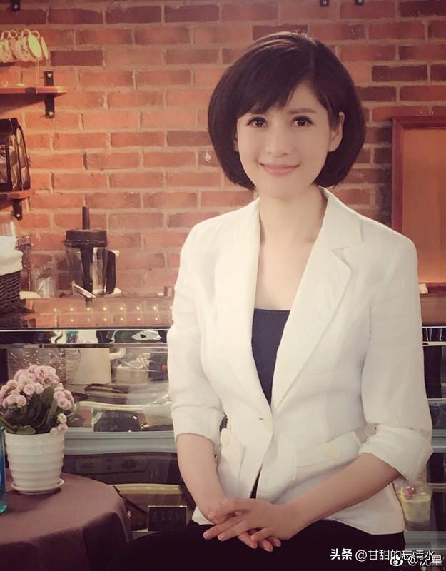 她是凤凰卫视最年轻、漂亮的新闻主播,温柔可人犹如邻家姐姐