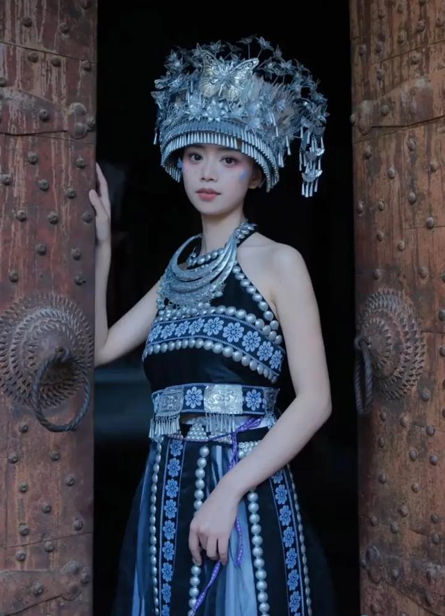 与辉同行官宣新主播!湖北籍主播小贝加入,是个会弹古筝的女主播