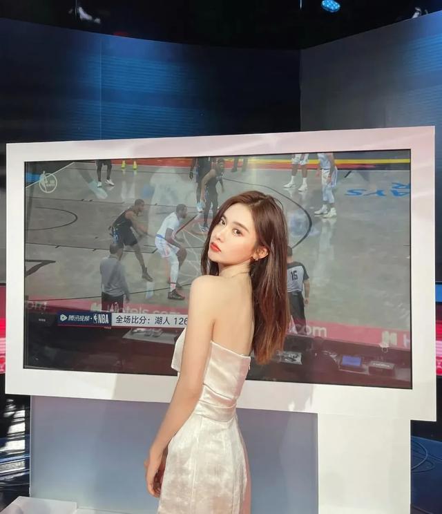 NBA女神宋美娜性感写真，她的解说为何能迷倒万千球迷？