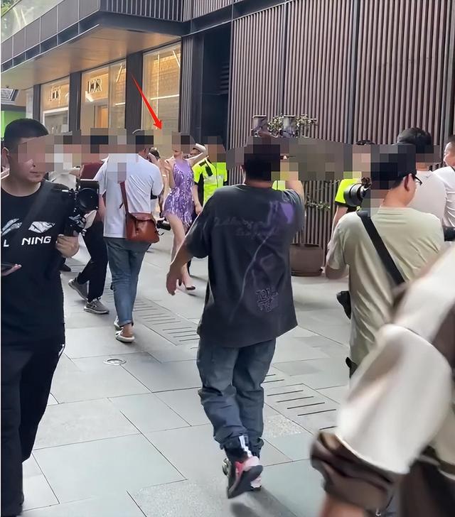 遍地流氓？太古里女网红当众擦边露底裤，真是饱眼福长见识了！
