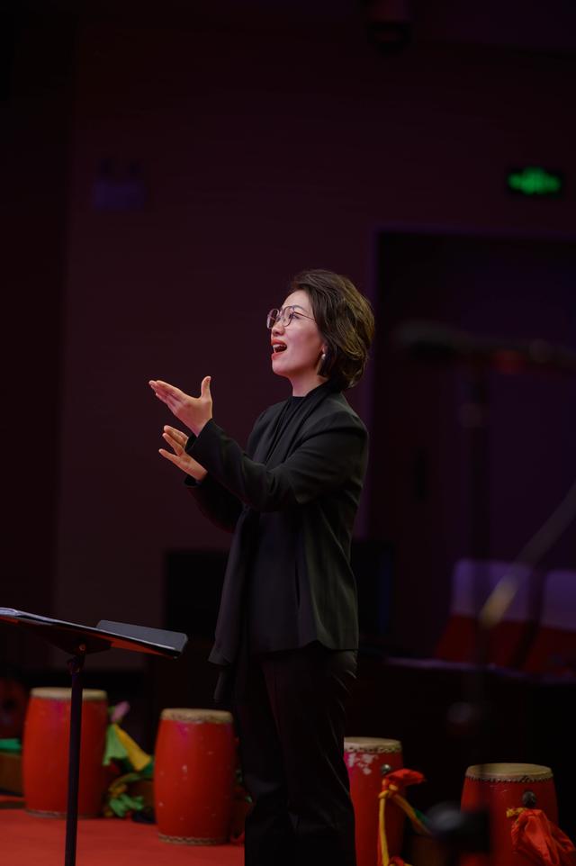 《螃蟹歌》火爆网络,普海玲“点亮”童声——云南一个基层学校音乐教师“指挥”孩子们从玉溪小教室唱到大爆款的背后