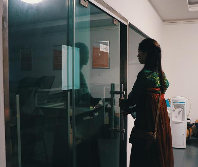 回老家做主播穿汉服卖水果,96年美少女成为“全村的希望”