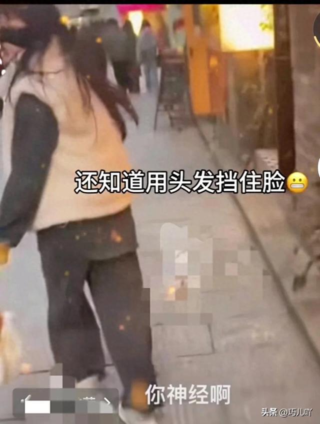 女子莫名踢别人的猫,被路人追问倒地撒泼称有心脏病。网友吵翻天