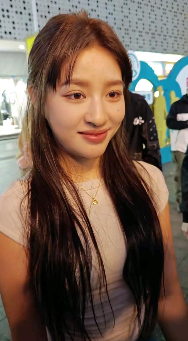 跳舞7年无人问，我爸保安天下知！这位漂亮女主播，真的与众不同