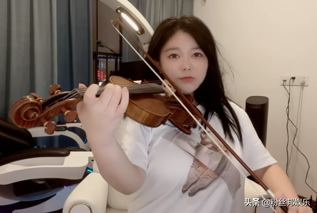 刘飞儿模仿女主播秀身材,体型健硕粉丝不买账,直言犯不上这样