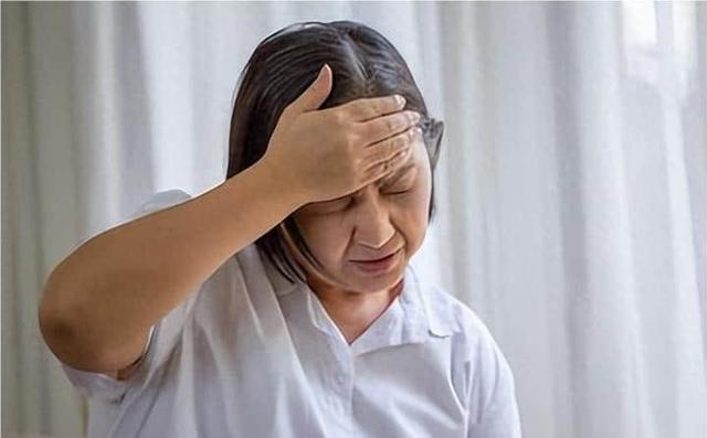 17岁小伙亲吻33岁女子，女子苦苦哀求，你太小我不吃亏别这样做