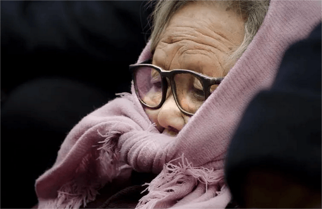 17岁小伙亲吻33岁女子，女子苦苦哀求，你太小我不吃亏别这样做