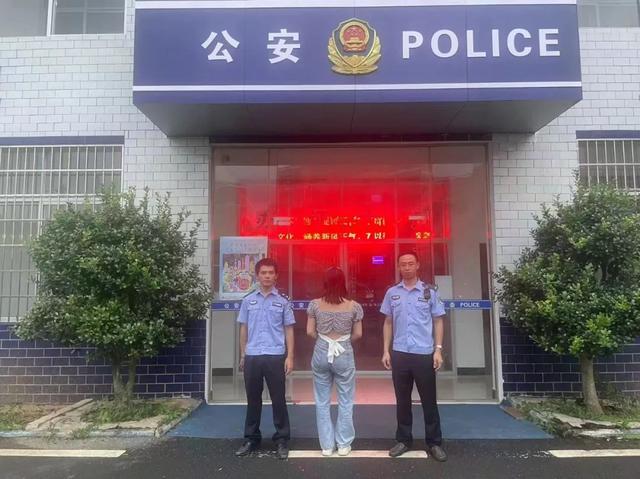 低俗色情!户外涉黄女主播当场被抓!