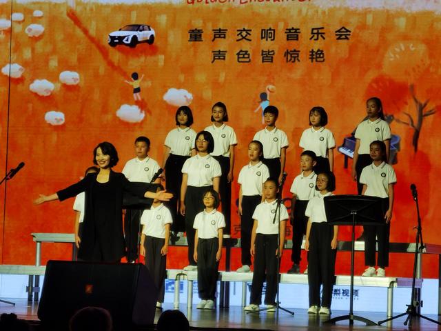 《螃蟹歌》火爆网络,普海玲“点亮”童声——云南一个基层学校音乐教师“指挥”孩子们从玉溪小教室唱到大爆款的背后