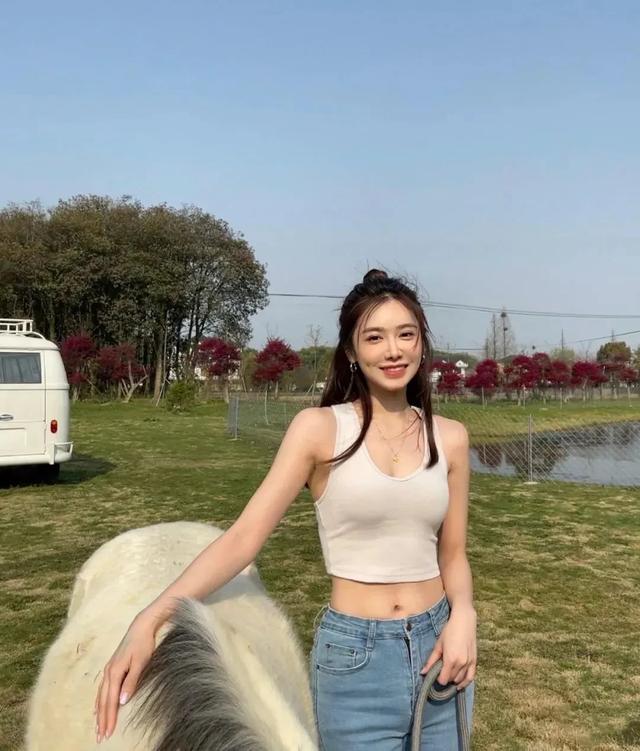 NBA女神宋美娜性感写真，她的解说为何能迷倒万千球迷？