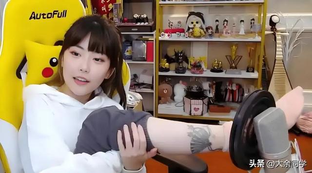 至臻周淑怡,午夜微醺开播，狂跳擦边舞大秀身材，网友：号不要了