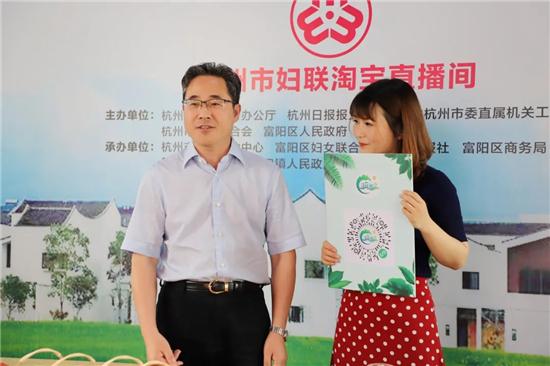 1个半小时，成交1009单！还有很多网友联系客服想去采摘游！错过这场直播，你还可以下单