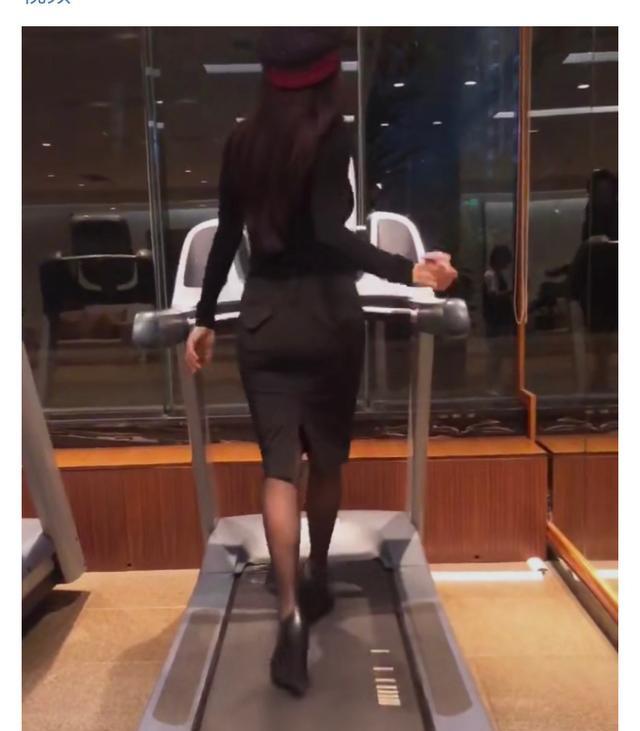 48岁宁静太虎了！穿包臀裙踩高跟鞋站跑步机上热舞，极致腰臀绝了