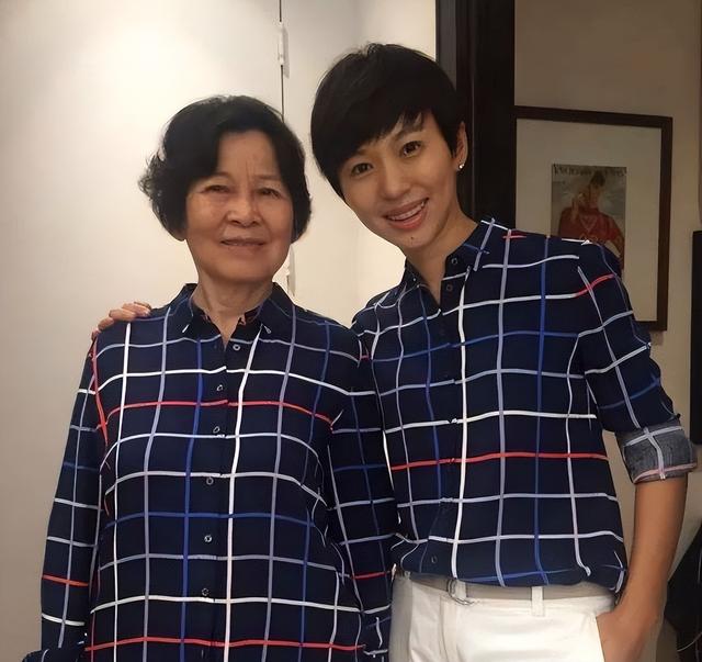 欧阳夏丹:没了央视光环变普通人,46岁仍单身,在新圈子红到发紫