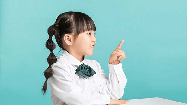 17岁小伙亲吻33岁女子，女子苦苦哀求，你太小我不吃亏别这样做