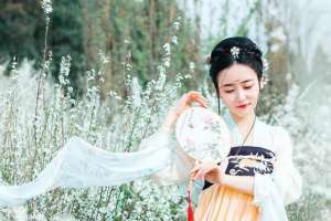 韩国女主播青草之久久(小说：女土匪般天不怕地不怕的她，夜晚默念着六叔名字才能睡着)