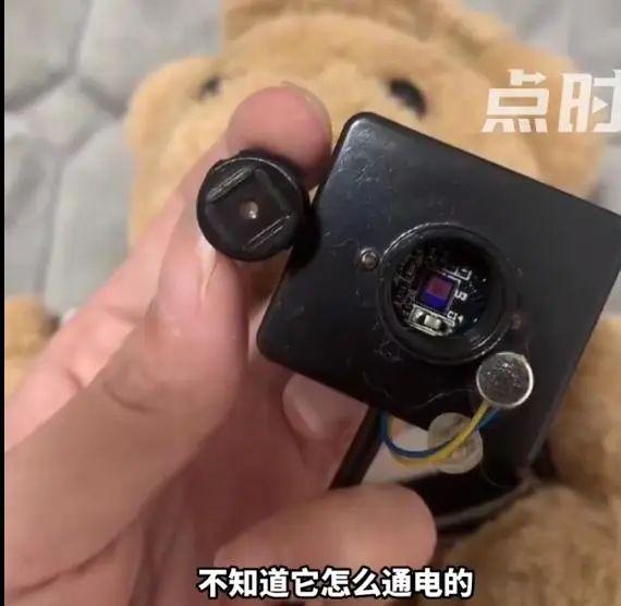 女生地摊套玩具熊,拆开发现摄像头!当事人:在卧室放了3个月