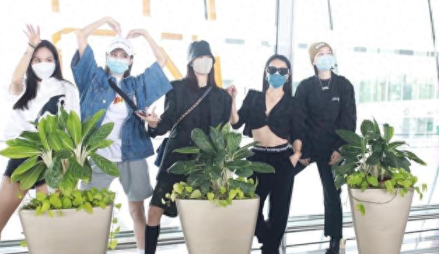 48岁宁静太虎了！穿包臀裙踩高跟鞋站跑步机上热舞，极致腰臀绝了