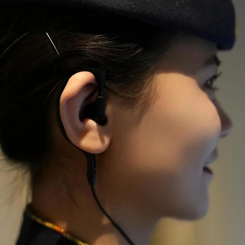 列车员上班戴耳麦？网友：这身穿搭真酷！