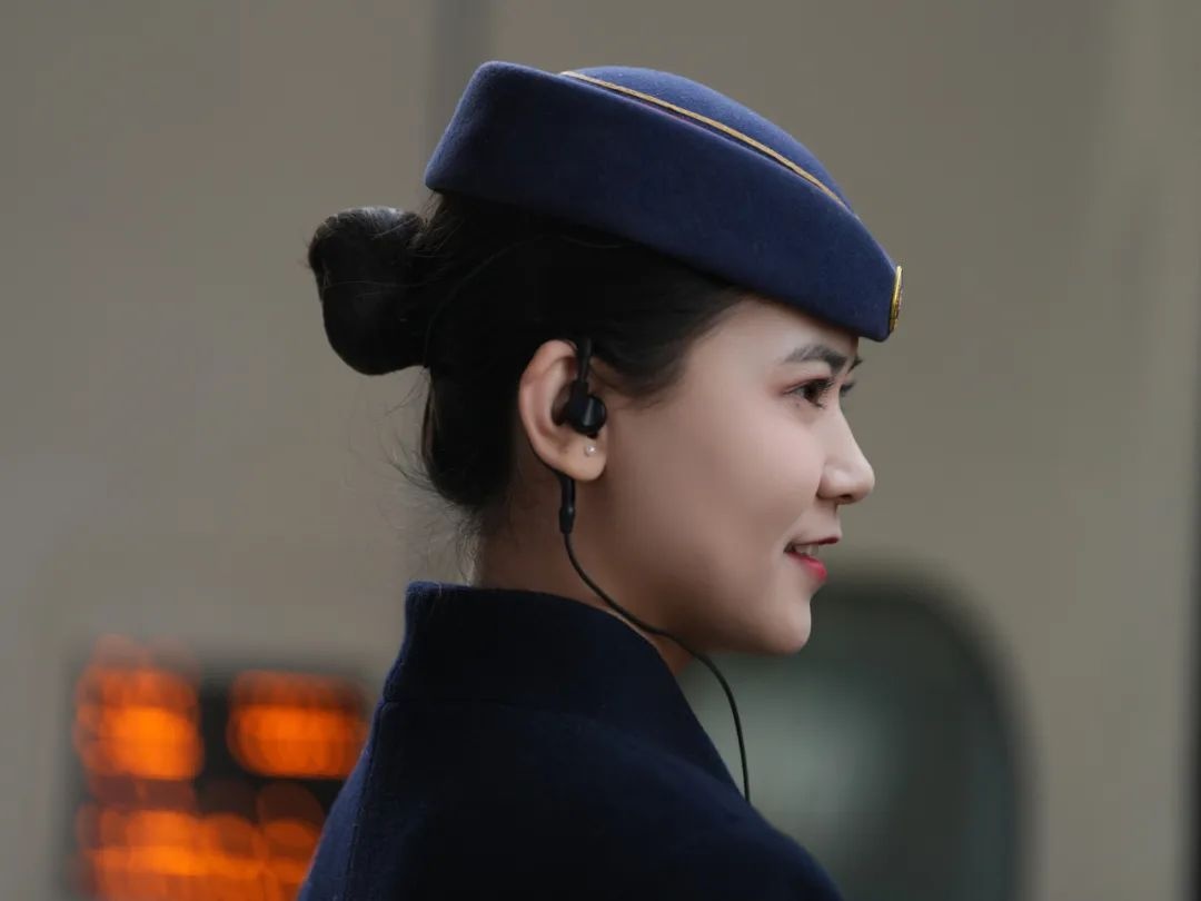 列车员上班戴耳麦？网友：这身穿搭真酷！