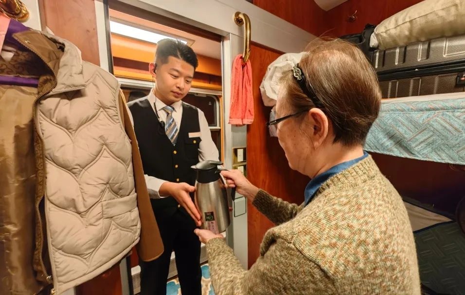 列车员上班戴耳麦？网友：这身穿搭真酷！