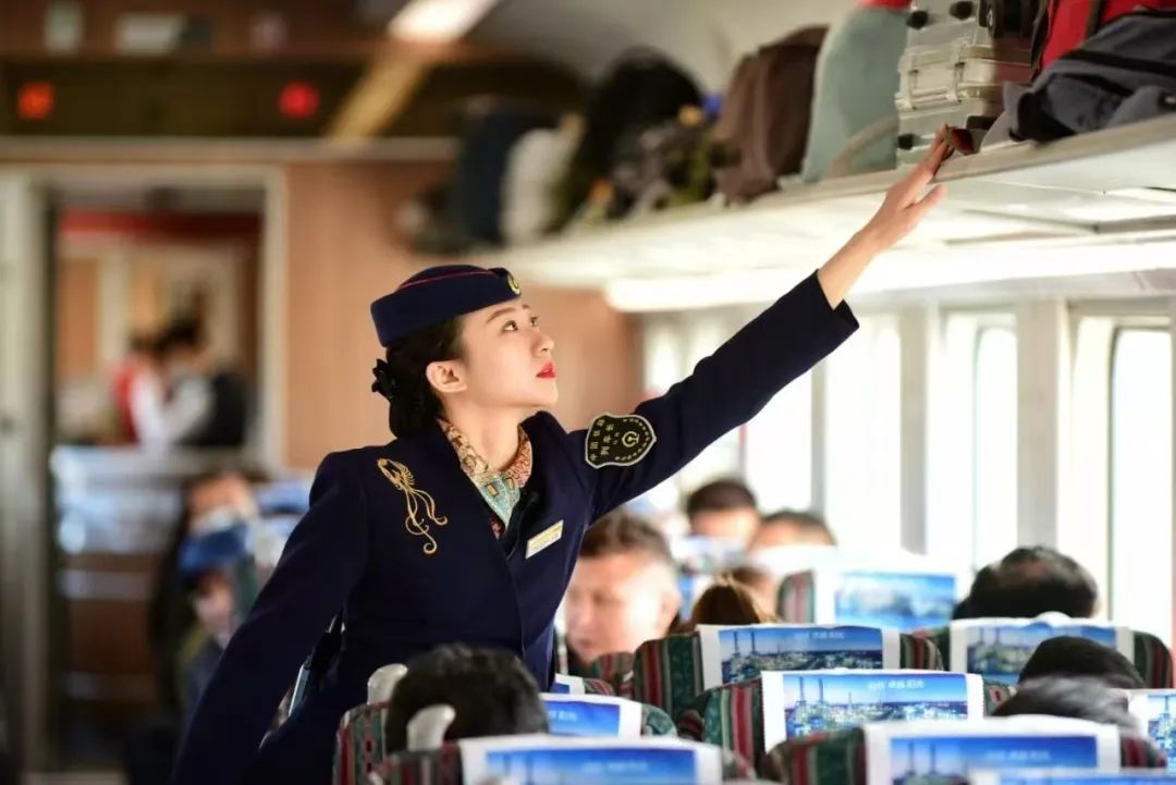 列车员上班戴耳麦？网友：这身穿搭真酷！