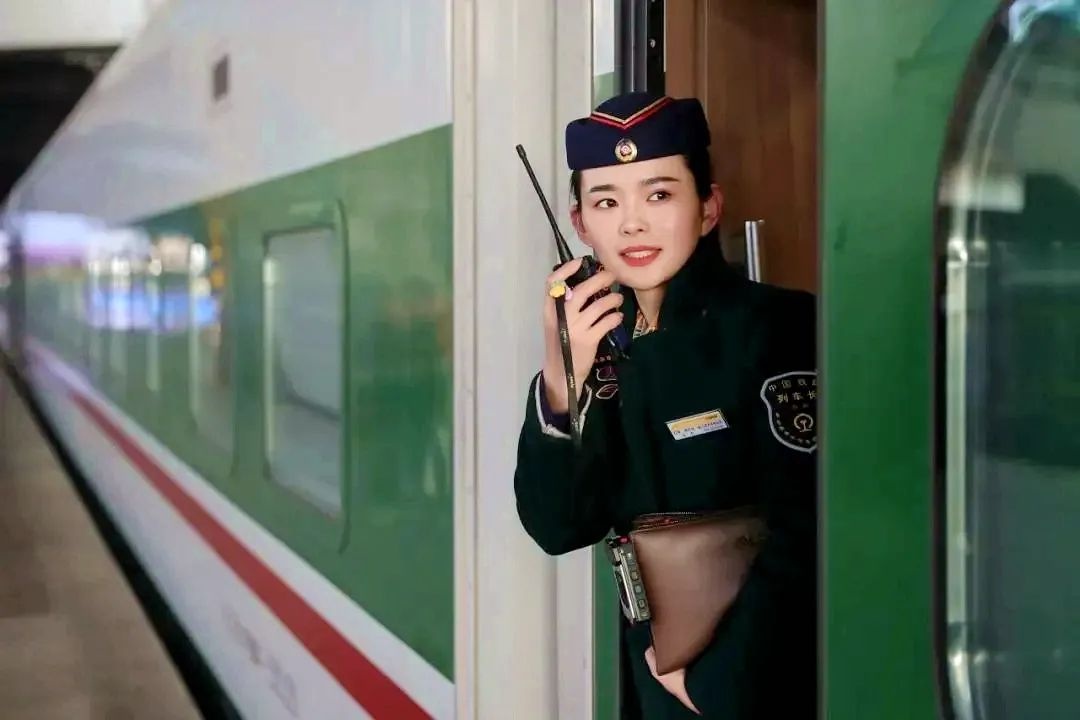 列车员上班戴耳麦？网友：这身穿搭真酷！