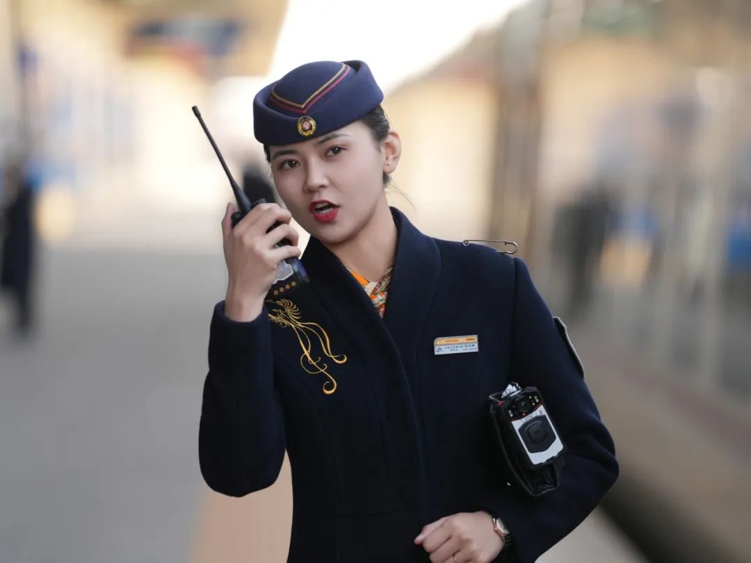 列车员上班戴耳麦？网友：这身穿搭真酷！