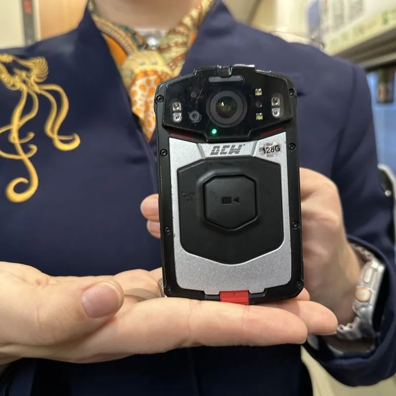 列车员上班戴耳麦？网友：这身穿搭真酷！