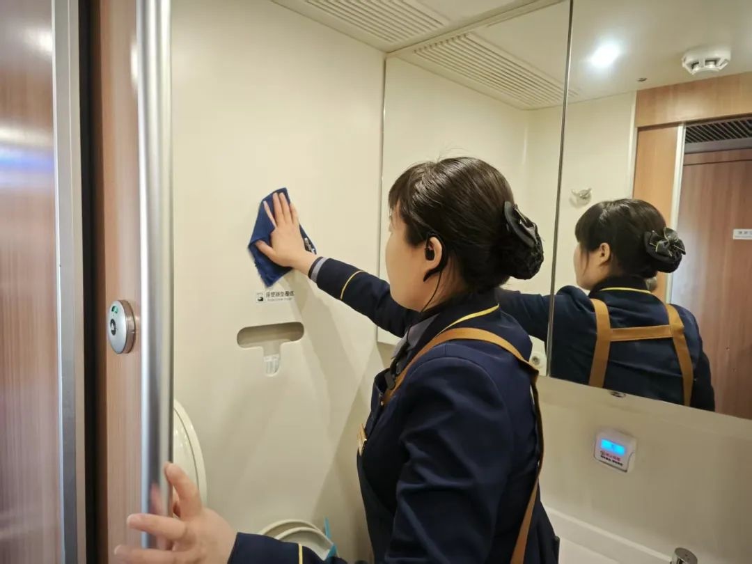 列车员上班戴耳麦？网友：这身穿搭真酷！