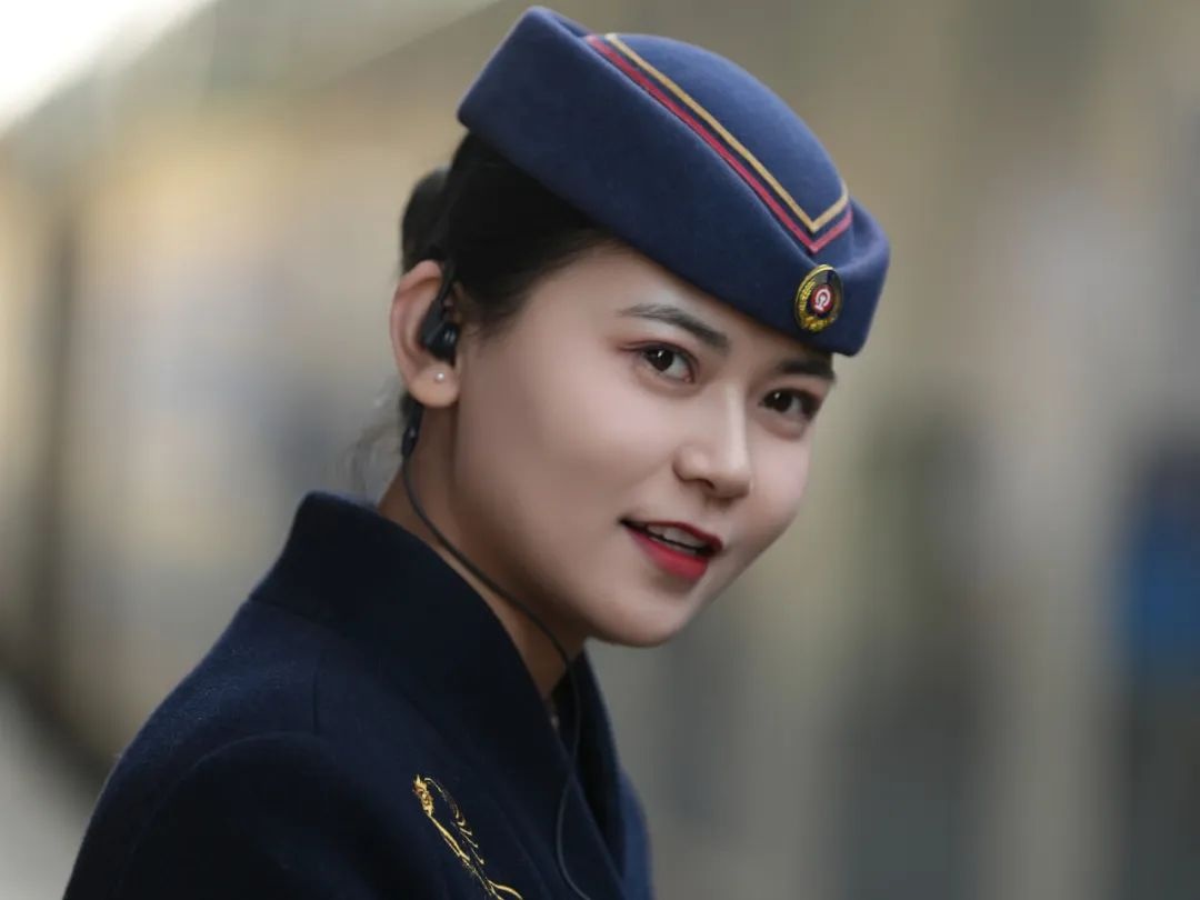 列车员上班戴耳麦？网友：这身穿搭真酷！
