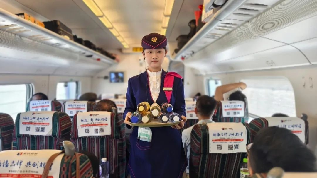 列车员上班戴耳麦？网友：这身穿搭真酷！