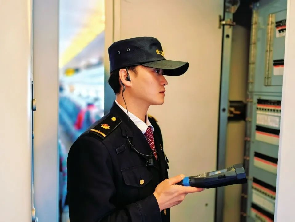 列车员上班戴耳麦？网友：这身穿搭真酷！